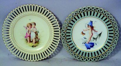 null Paire d'assiettes anglaises en porcelaine avec décor d'enfants et rebord ajouré....