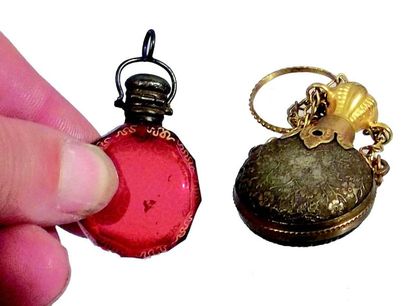 null Deux flacons à sel miniatures en métal et verre. H 5 cm et 3,5 cm. (circa 1900)...