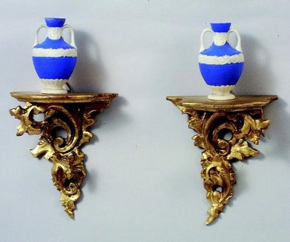 null Deux petits vases en Wedgwood avec leurs consoles en bois doré et sculpté. H...