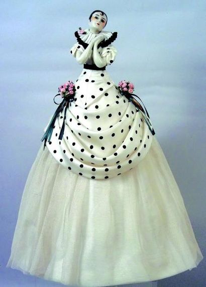 null «PIERRETTE», porcelaine, costume à pois noirs. H 44 cm