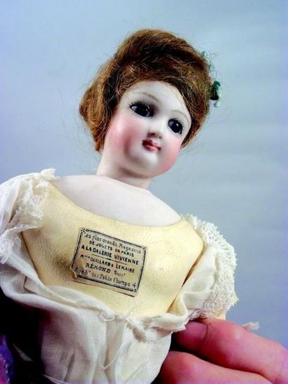 null Belle poupée parisienne avec tête en biscuit pressé pivotante sur collerette...