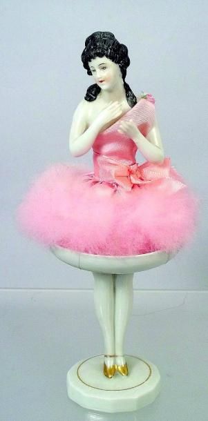 null Marquise debout en tutu rose. H 22 cm. Accident au pouce gauche