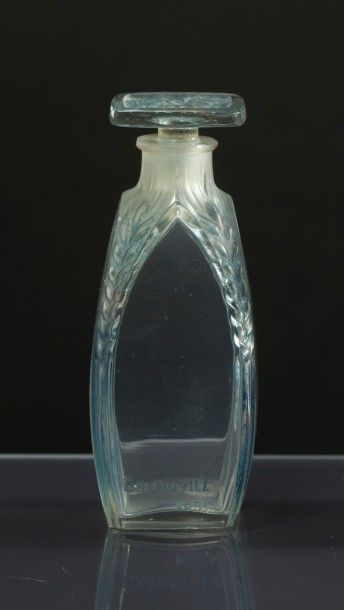 Grenoville «Bluet» - (1913) Flacon en verre incolore de section cubique, sa panse...