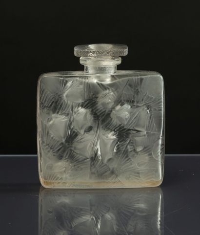 René Lalique - (1860-1945) «Carré Hirondelles» - (1920) Flacon à parfum en verre...