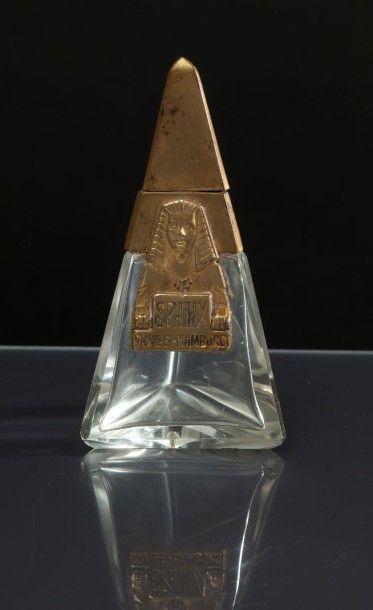Dralle «Sphinx» - (années 1920) Rare flacon égyptomanique en cristal incolore pressé...