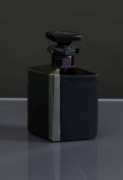 Isabey «Bleu de Chine» - (1925) Rare flacon moderniste en cristal massif pressé moulé...