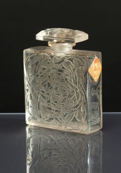 Volnay (René Duval) «Ambre Indien» - (1920) Flacon modèle «carré ronces» en verre...