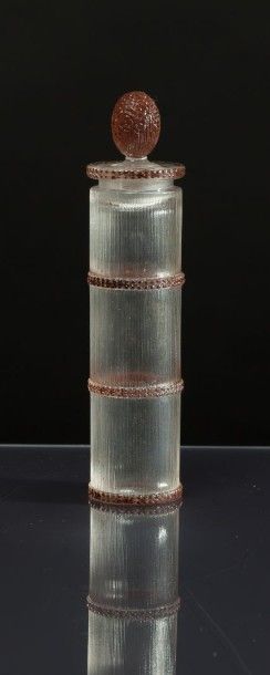 Volnay (René Duval) «Fleurs Vives» - (1919-1920) Rare flacon en verre incolore pressé...