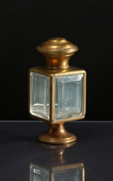 Thomas Jones «VeraLux» - (années 1910-1920) Rarissime flacon en verre incolore pressé...
