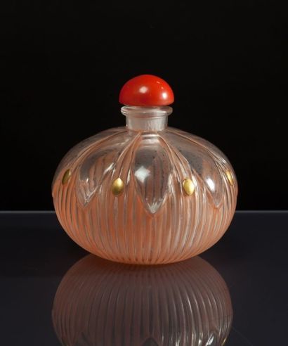 Delettrez «parfum IX» - (années 1920) Rare flacon coloquinte en verre incolore pressé...