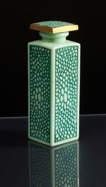 DALON «Charme Caressant» - (années 1920) Elégant flacon en verre opaque vert pressé...