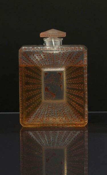 Houbigant «La Belle Saison» - (1925) Elégant flacon en verre incolore pressé moulé...