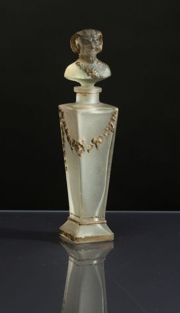 De Vaudrey «Le Démon d'Amour» - (1920) Rare flacon en verre incolore pressé moulé...