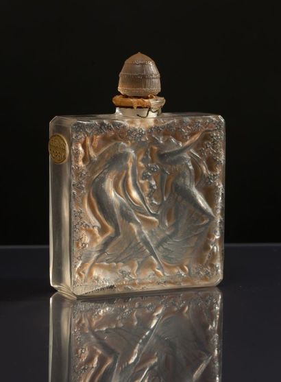 D'Orsay «L'Elégance» - (1914) Flacon en verre incolore pressé moulé de section rectangulaire,...