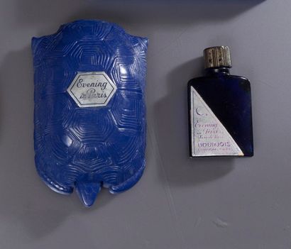 Bourjois «Evening in Paris» - (1928) Flacon en verre teinté bleu nuit avec capsule...