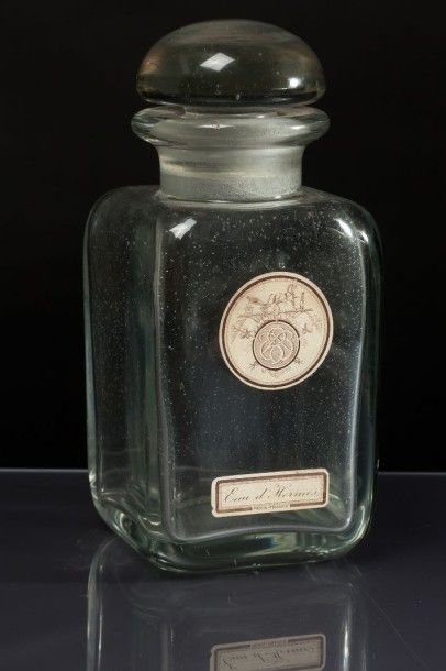 HERMES «L'Eau d'Hermès» - (1951) Imposant flacon en verre massif incolore pressé...