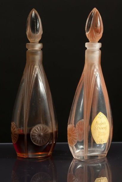 NICE FLOR «Ambre d'Orient» - (années 1920) 2 flacons en verre incolore pressé moulé...