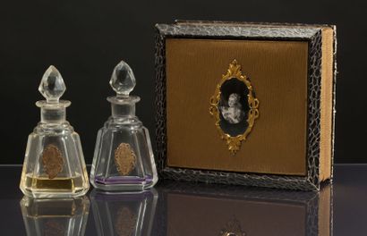 C.Amiel & compagnie - (années 1910) 2 Flacons carafons en cristal incolore pressé...