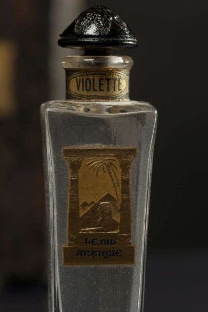 null Le Nil Antique - «Violette» - (années 1920) Présenté dans son coffret rectangulaire...