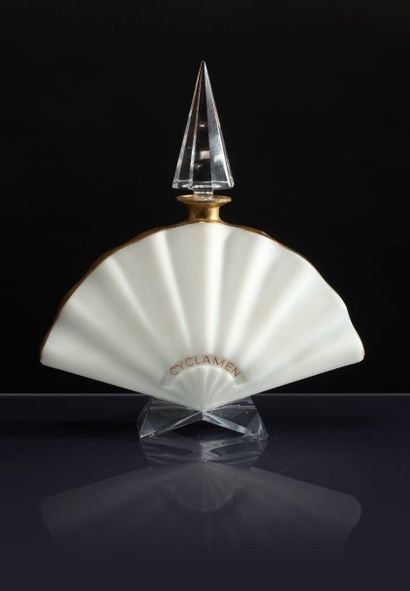 Elizabeth Arden «Cyclamen» - (1938) Elégant flacon en biscuit de cristal opaque blanc...