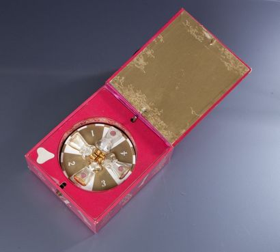 SCHIAPARELLI «Shocking «- (1937) Rare coffret carré en carton gainé de papier rose...