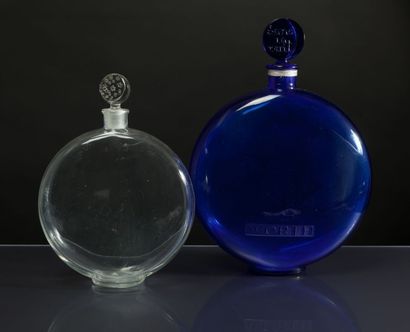 WORTH «Dans la Nuit»- (années 1950) Flacon en verre teinté bleu nuit pressé moulé...