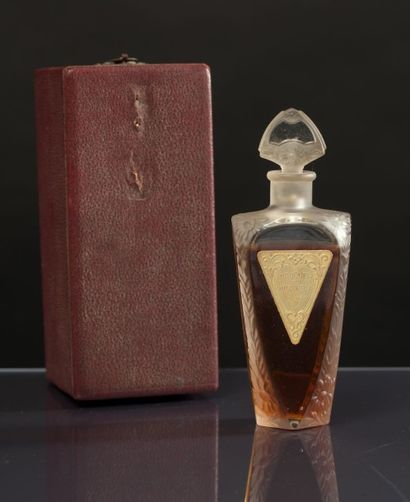Nogara «Bouquet des Amoureux» - (années 1920) Flacon en verre incolore pressé moulé...