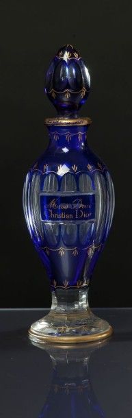 CHRISTIAN DIOR «Miss Dior» - (1947) Flacon amphore sur piedouche étoilé en cristal...