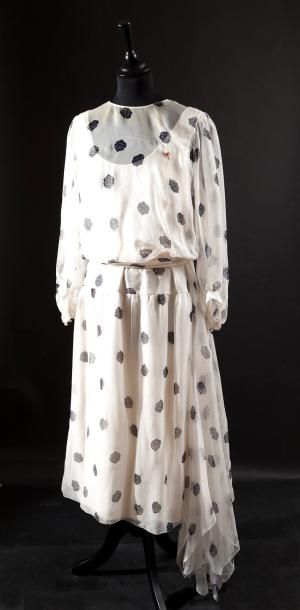 CHRISTIAN DIOR Haute couture Printemps Été 1984 Robe mi longue en crêpe ivoire recouvert...