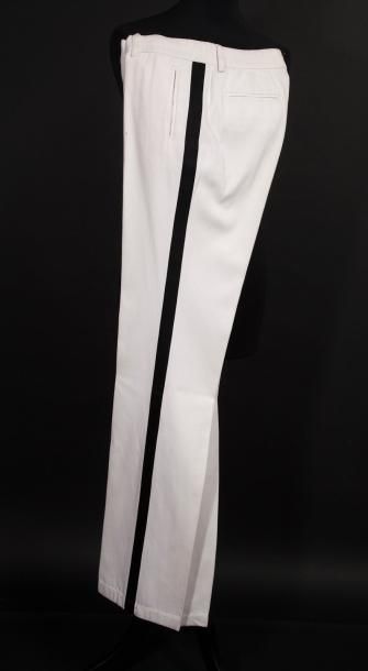 CHANEL Pantalon en coton épais blanc,type smoking avec bandes noires sur le coté,...