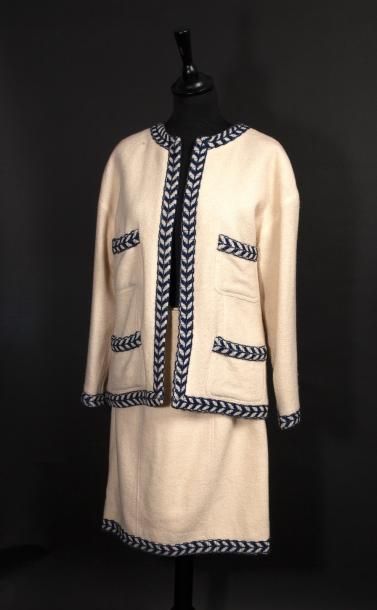 CHANEL Tailleur en tweed ivoire bordé d'une tresse marine/ivoire. Circa 1990 Veste...