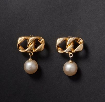 CHANEL BO doré a clipser avec jolies mailles et perles baroques blanches pendant...