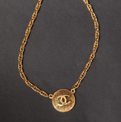 CHANEL Tour de cou en métal doré, médaille avec sa chaîne, Bel état