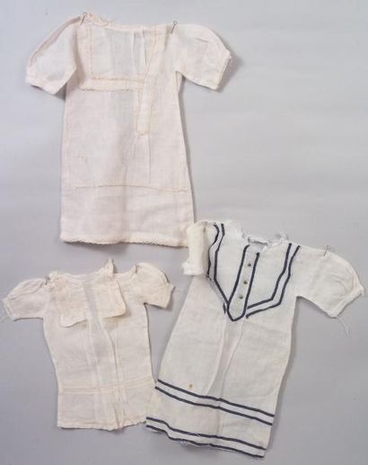 null Trois petites robes de présentation pour bébés articulés. H 26-28 et 32 cm
