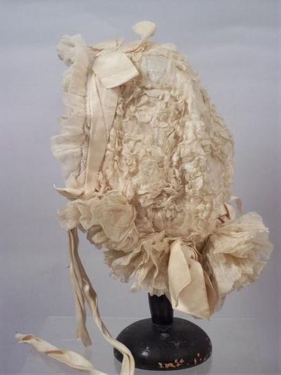null Très beau bonnet de bébé en dentelle et noeud en soie. (circa 1895)