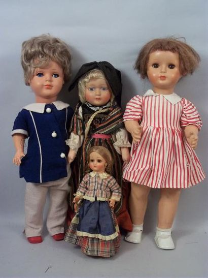 null Deux poupées en composition avec habits d'origine + Alsacienne en celluloïd...