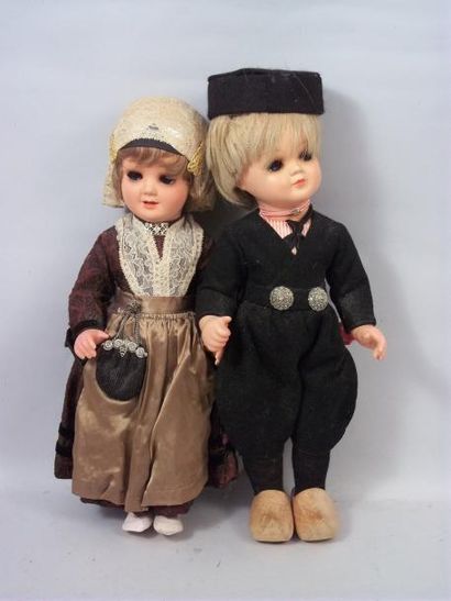 null Couple de poupées en composition habits d'origine de hollandais. H 37 cm