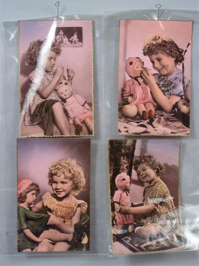null Quatre cartes postales anciennes avec enfants et poupées des années 1935