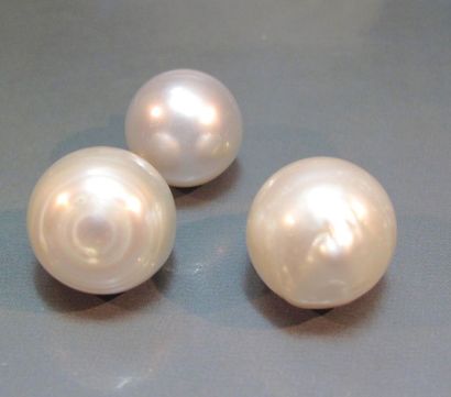 null Lot de trois pendentifs sertis de perles de culture baroque, les bélières en...