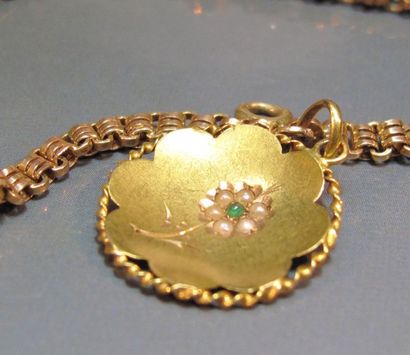 null Bracelet en or jaune 18 K orné d'une breloque l'ensemble serti de petites demi-perles...