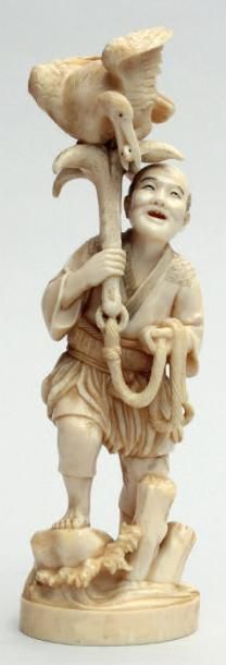 null OKIMONO en ivoire représentant un pêcheur une ancre à la main sur laquelle s'est...