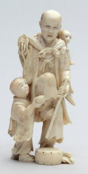 null OKIMONO en ivoire représentant un montreur de singe et son enfant portant son...