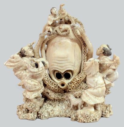 null OKIMONO en ivoire représentant une pieuvre géante tenant deux enfants dans ses...