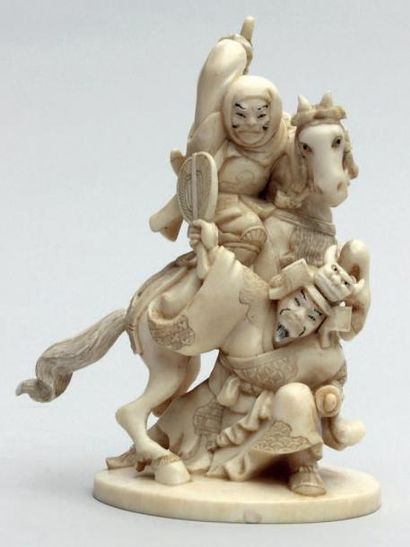 null OKIMONO en ivoire représentant un cavalier attaquant un samouraï portant son...