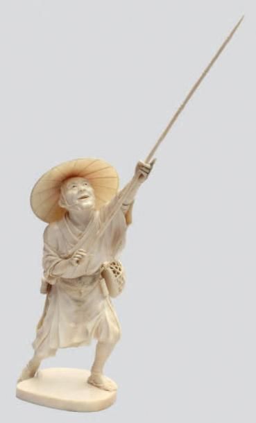 null OKIMONO en ivoire représentant un pêcheur brandisssant sa lance en bambou, son...