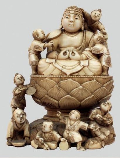 null OKIMONO en ivoire représentant une grande statue de Bouddha assis sur le lotus...
