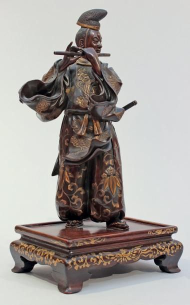Miyao EISUKE (fin du XIXe siècle) Samouraï debout jouant de la flûte Épreuve en bronze,...