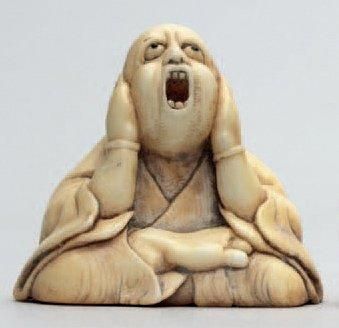 null NETSUKE en ivoire représentant Daruma assis hurlant et se bouchant les oreilles,...