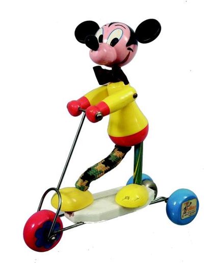 null MICKEY en bois sur trottinette avec petit coup sur la tête