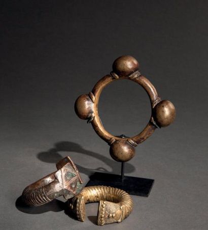 null Kirdi, Nord Cameroun. Trois bracelets en bronze, laiton et cuivre